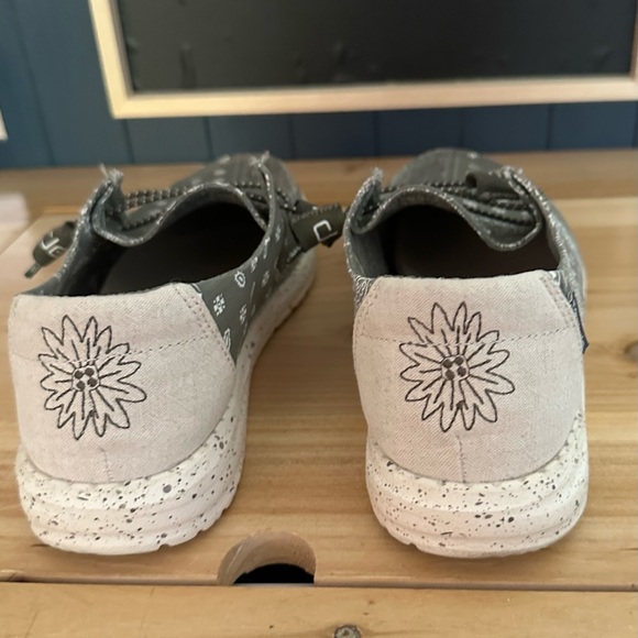 Hey Dude loafers Size 7. Green color, bandanna design. Ver g condition - Picture 4 of 5